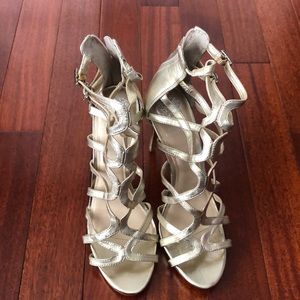 Vince Camuto pump in gold metallic size 10